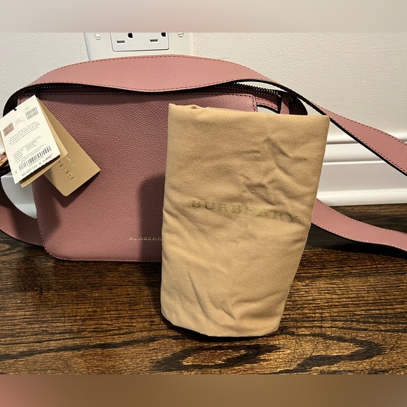 Burberry crossbody - Picture 1 of 4